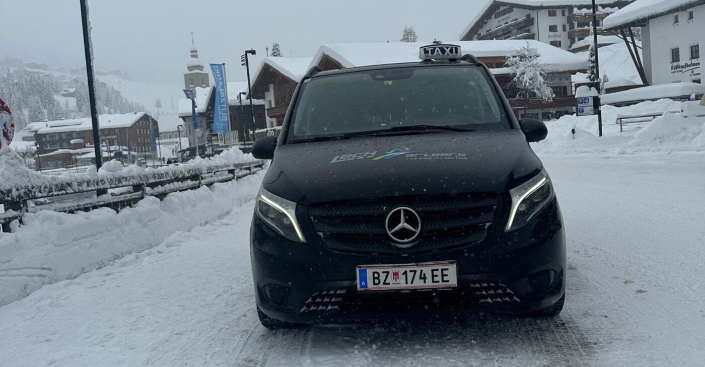Lechtaxi-Fahrzeug im verschneiten Lech